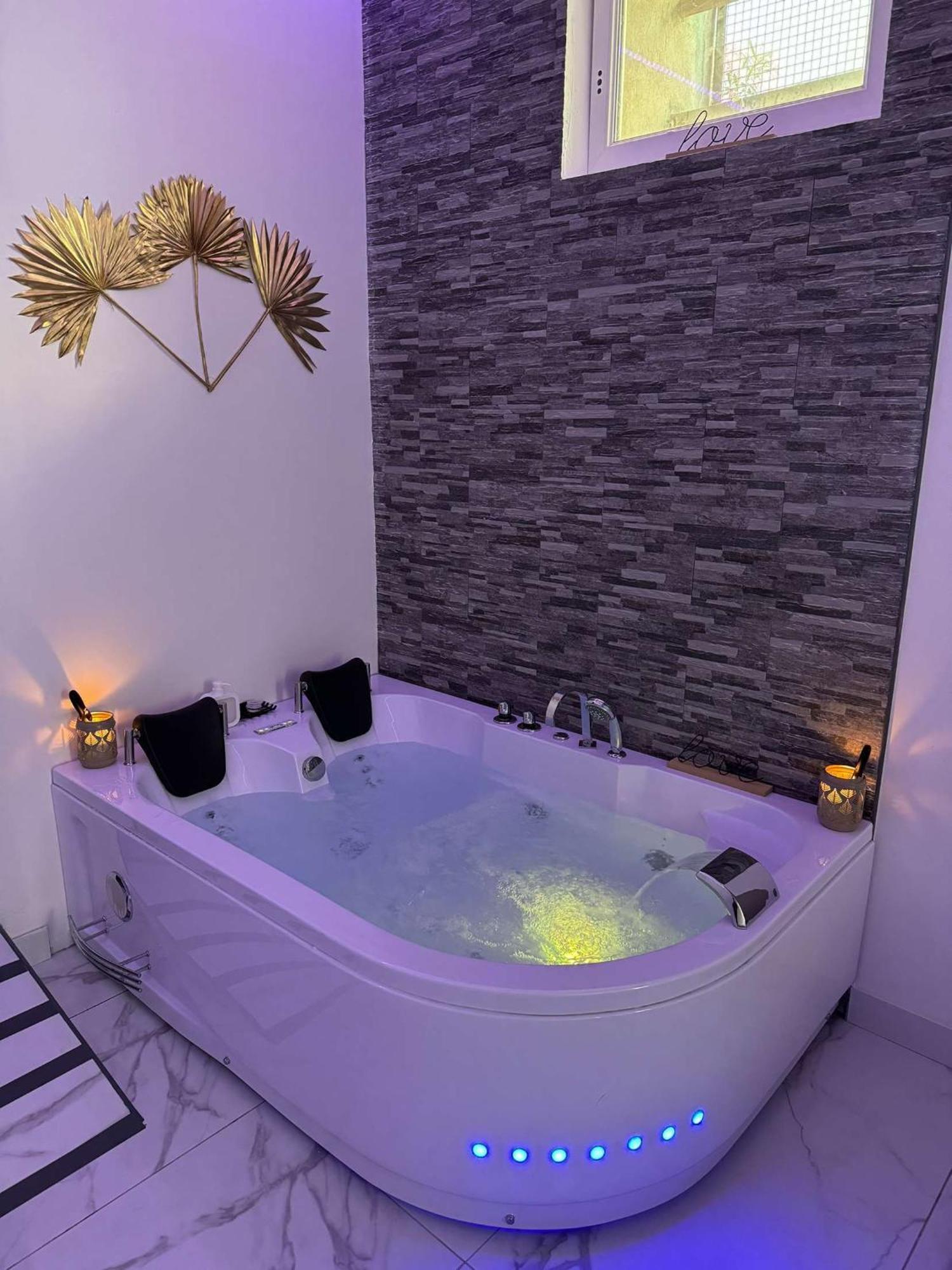 Suite Gold By L Amaryllis I Jacuzzi & Sauna Prive I Centre Beziers Arrivee Autonome Exteriör bild