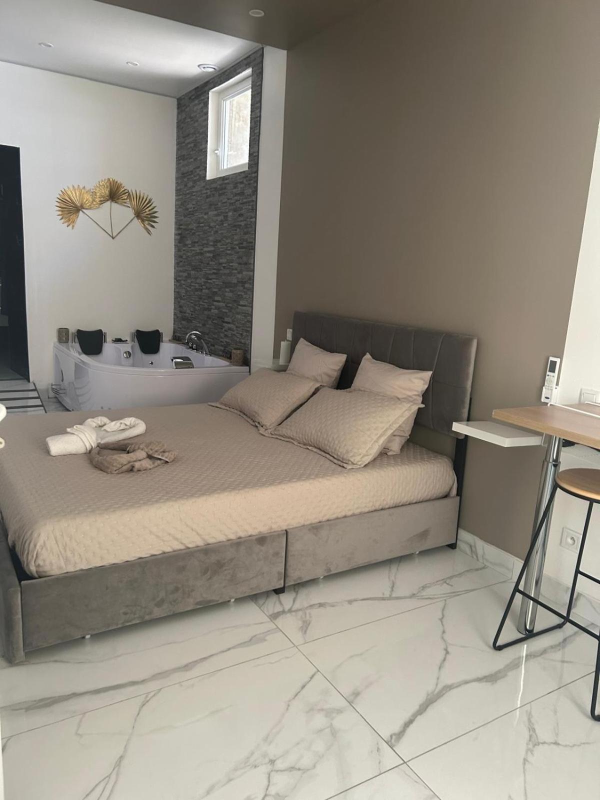 Suite Gold By L Amaryllis I Jacuzzi & Sauna Prive I Centre Beziers Arrivee Autonome Exteriör bild